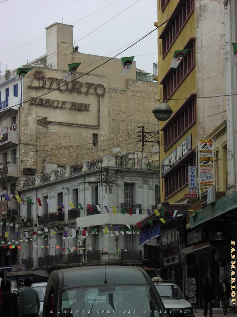 ORAN LA PUB STORTO AU CARREFOUR BATA.JPG